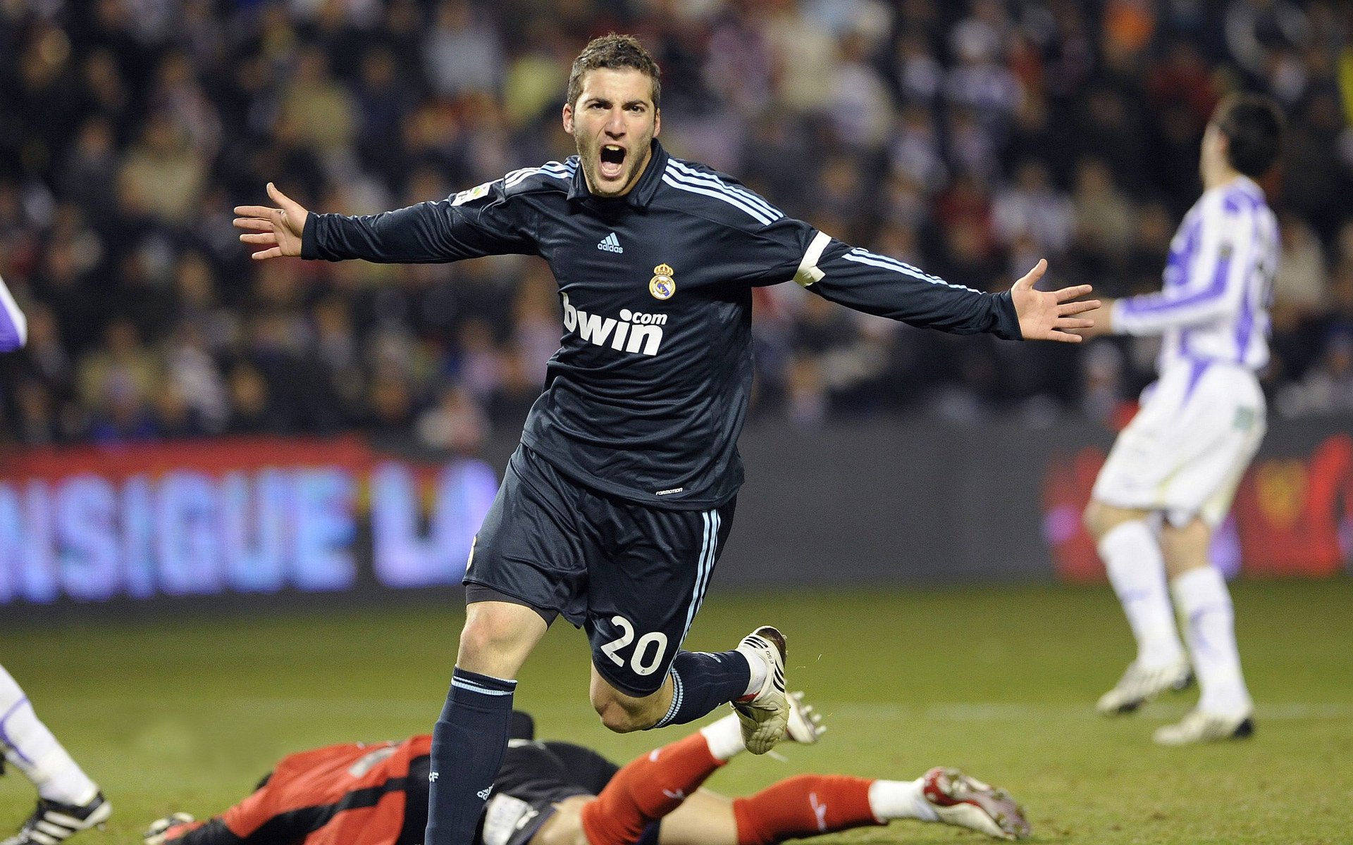 冰与火的较量，拉亚关键战不手软，新西兰争冠战险胜冰岛