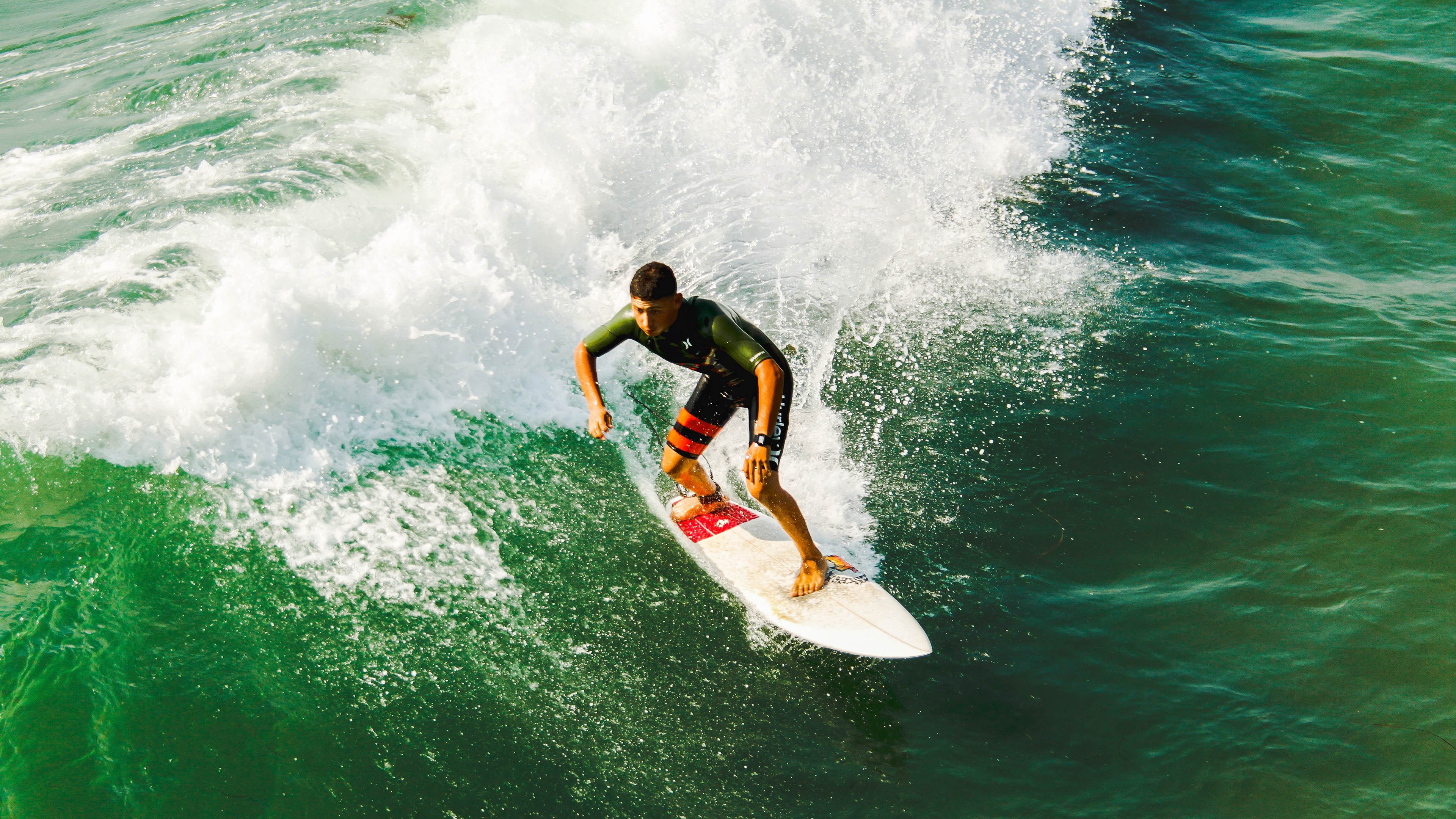 赛道与球场，F1揭幕战骑士争冠，速度与激情的双重奏