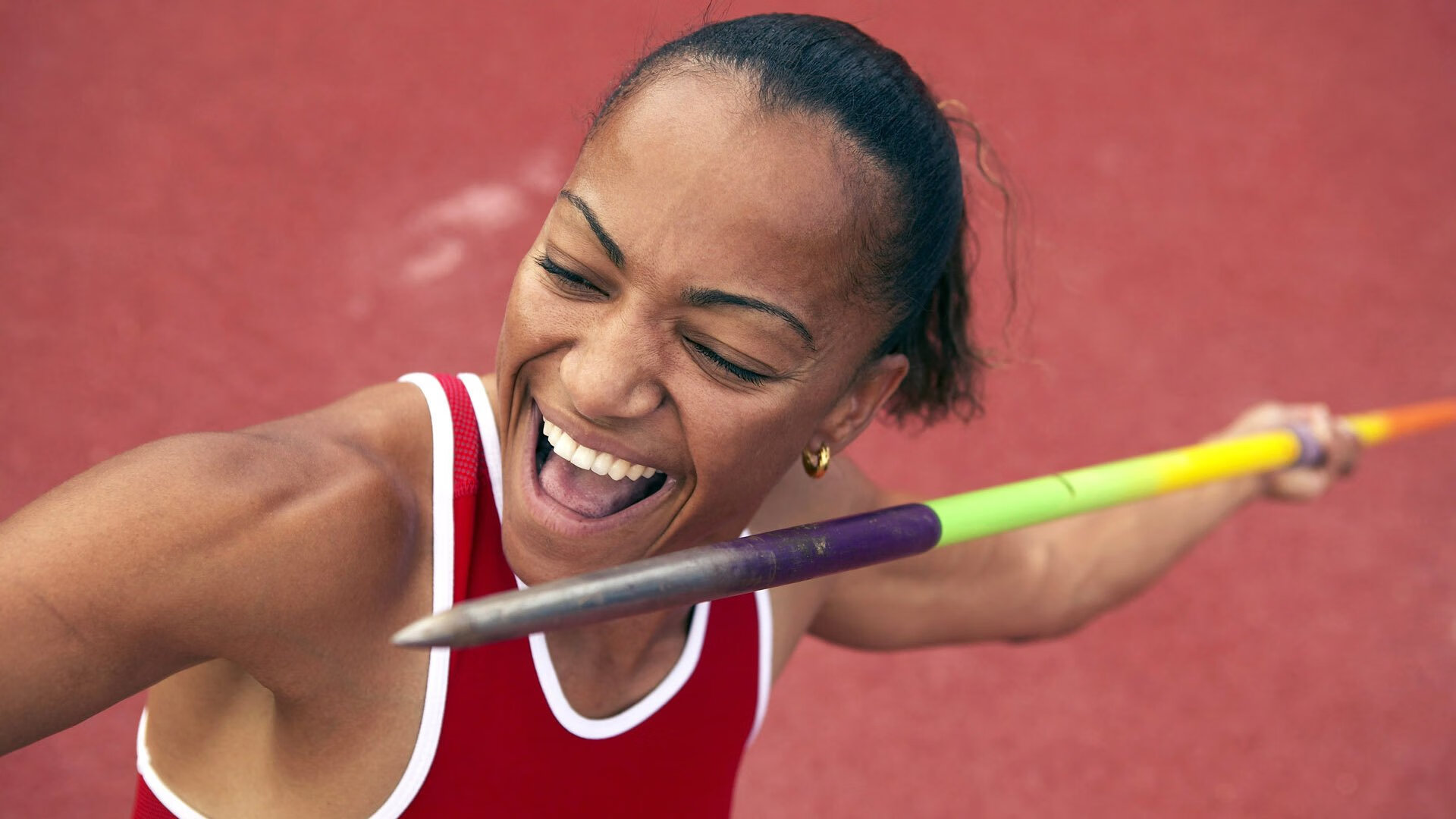 跨界主宰，霍勒迪F1首战称王，尼克斯雷霆手段震撼篮坛