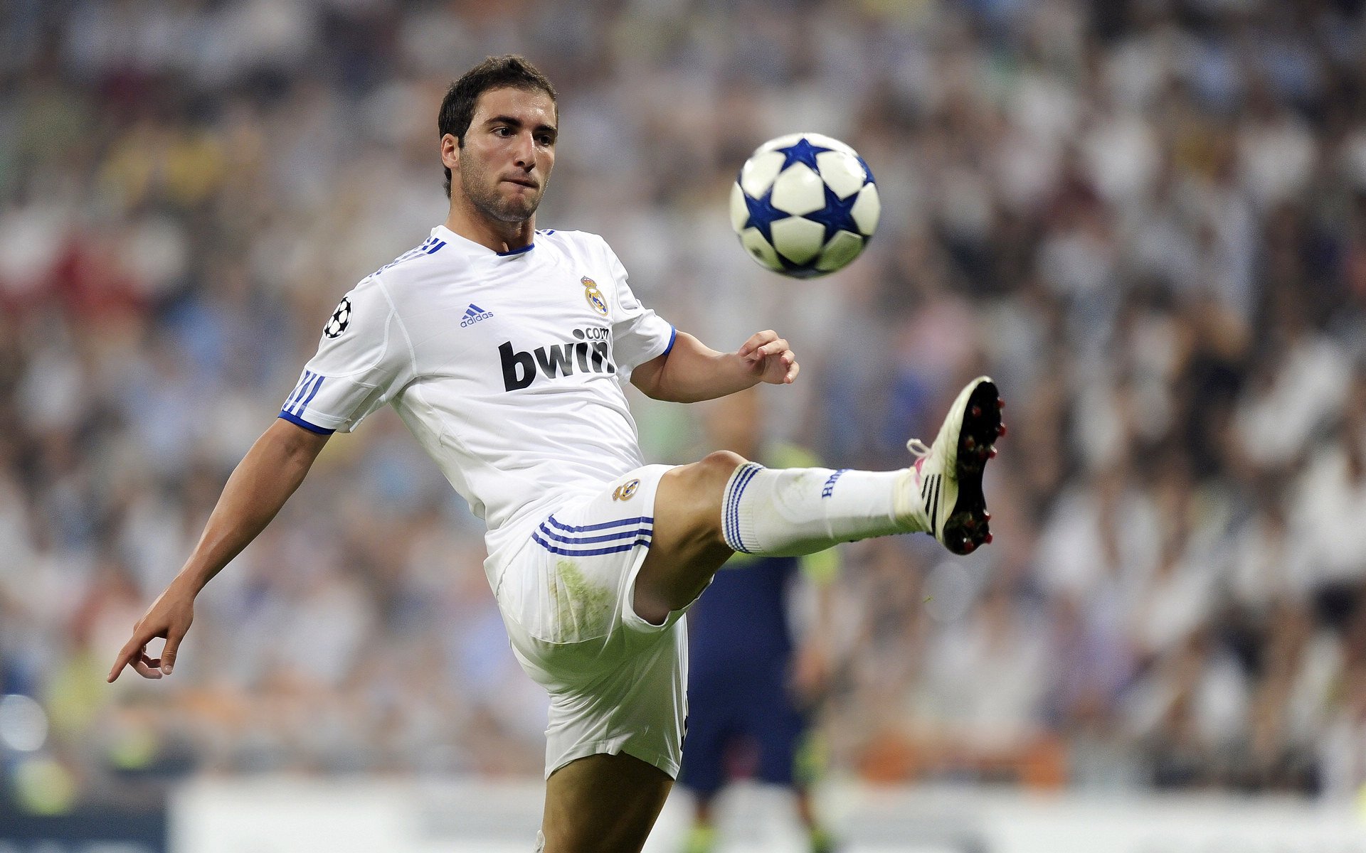 塞恩斯点燃赛场，梅赛德斯以战术完胜雷诺车队